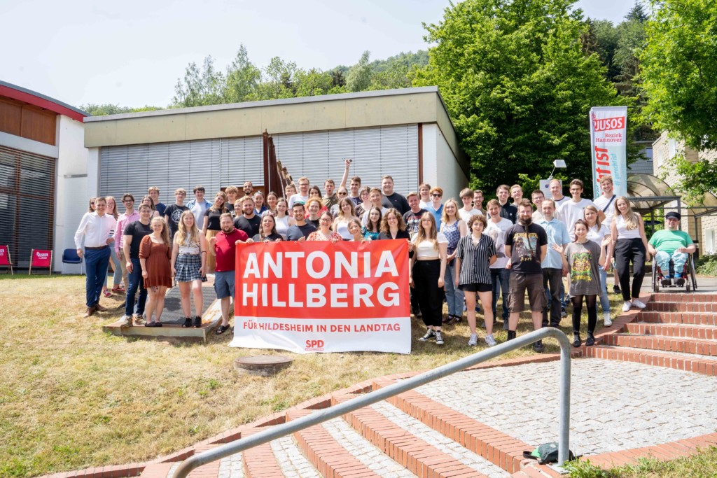 Gruppenfoto der Delegierten mit Banner von Antonia Hillberg