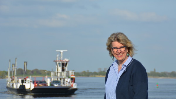 Sabine Lehmbeck an der Elbe